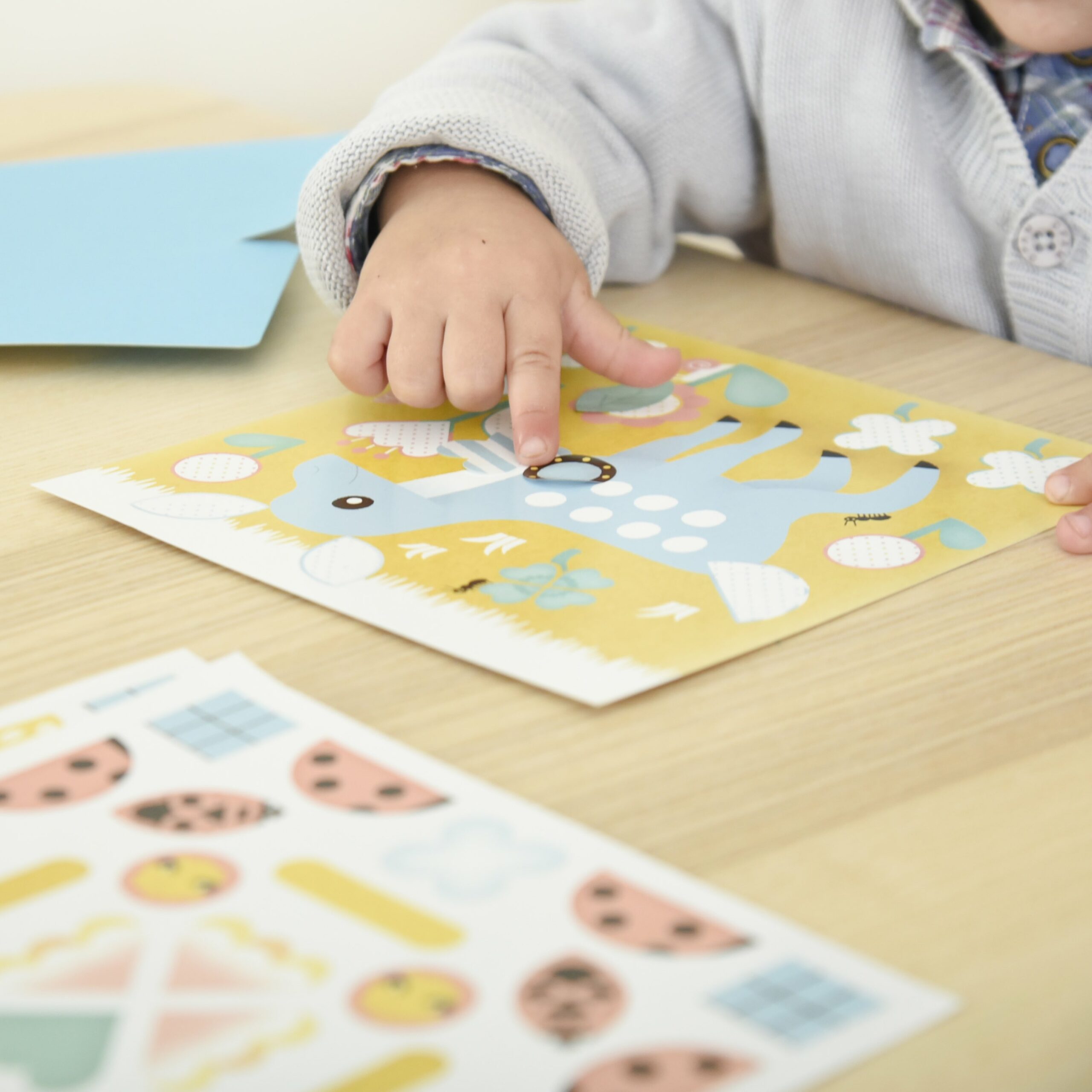 Mes premières Gommettes 6 cartes Bébés Animaux 96 Stickers 2 ans Poppik